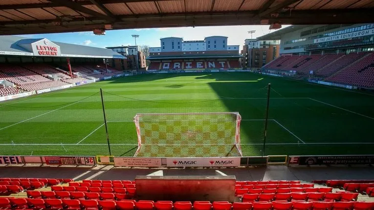 Góc nhìn từ khán đài bên trong sân Brisbane Road