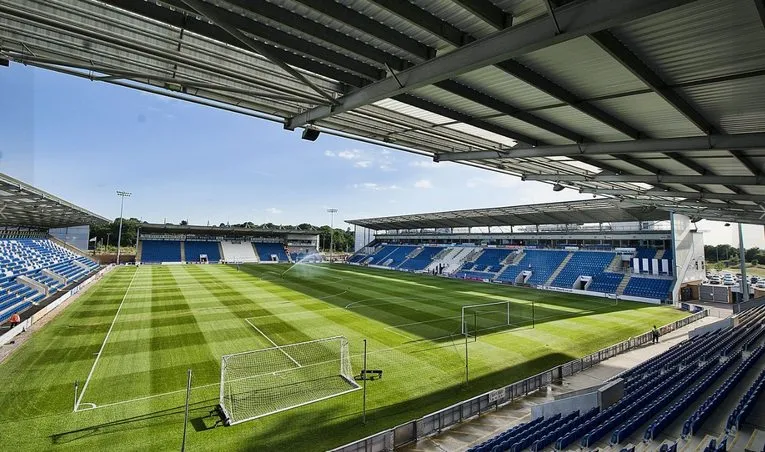 Góc nhìn từ khán đài bên trong sân JobServe Community Stadium, cho thấy tầm nhìn rõ ràng ra sân cỏ, nơi Colchester United thi đấu.