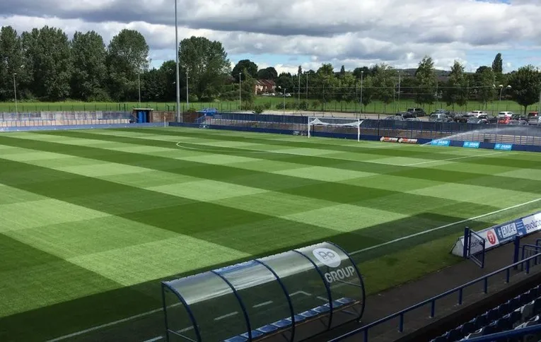 Góc nhìn từ khán đài chính của Tameside Stadium, mang đến cái nhìn tổng quan về sân và trải nghiệm xem trận đấu.