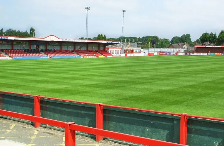 Góc nhìn từ khán đài chính tại The Lamb Ground Tamworth