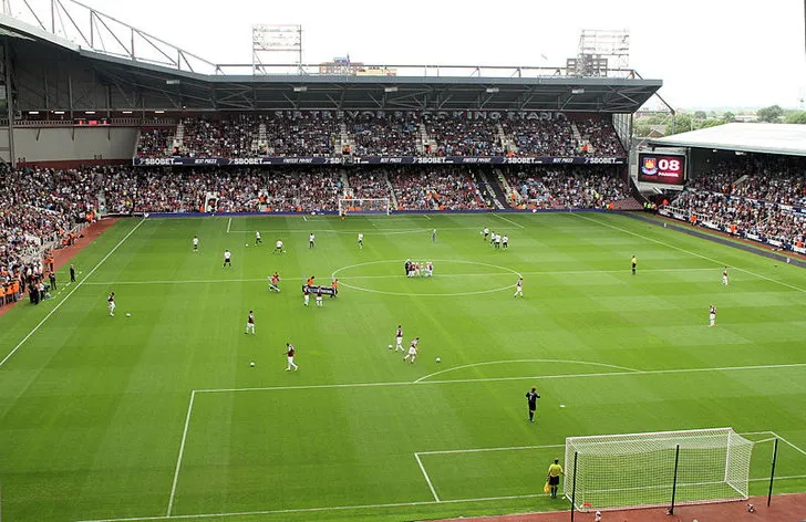 Góc nhìn từ khán đài, cho thấy sự gần gũi giữa cổ động viên và sân đấu tại Upton Park