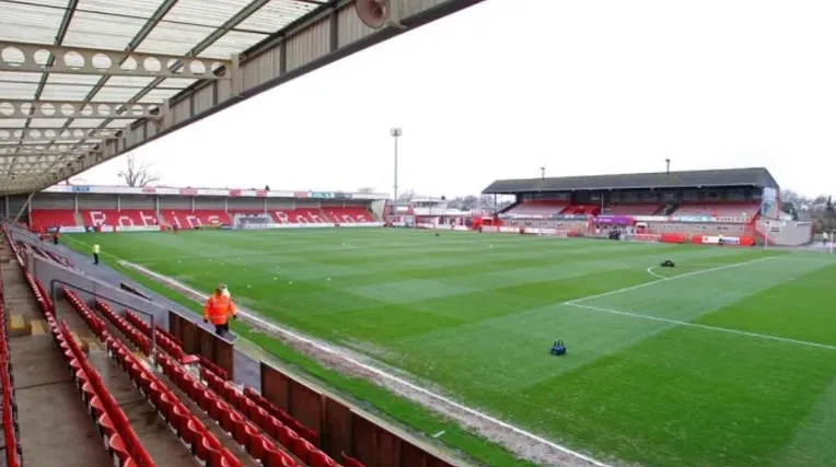 Góc nhìn từ khán đài có ghế ngồi Whaddon Road