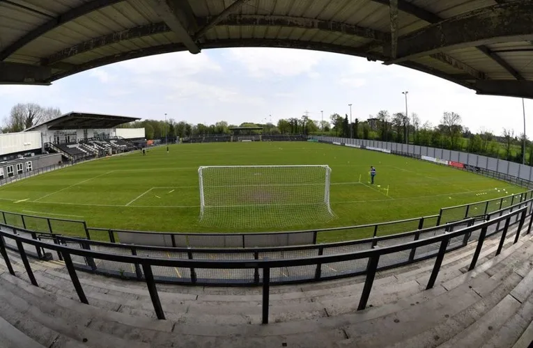Góc nhìn từ khán đài đứng, bao quát sân bóng tại Queen Elizabeth II Stadium