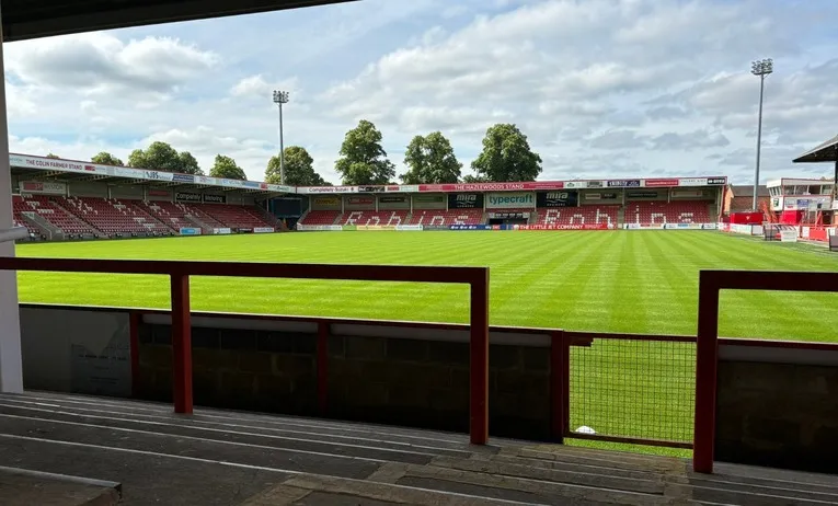 Góc nhìn từ khán đài đứng Whaddon Road