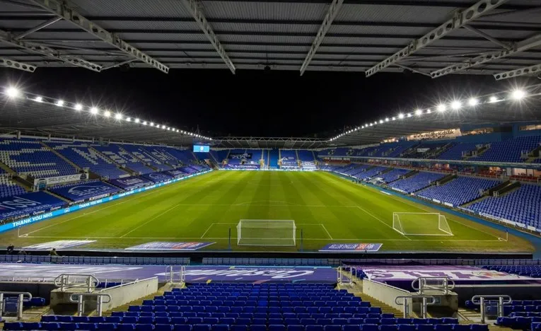 Góc nhìn từ khán đài sân Select Car Leasing Stadium (Madejski Stadium) trong ngày có trận đấu
