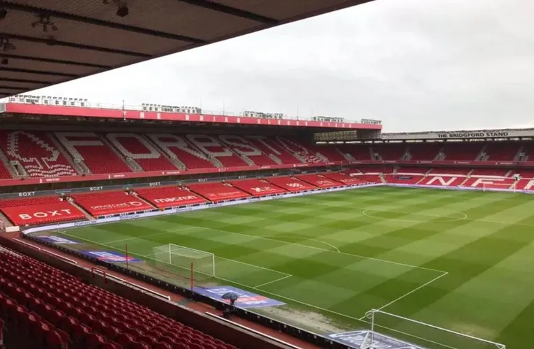 Góc nhìn từ khán đài The City Ground xuống sân cỏ, trải nghiệm không khí trận đấu.