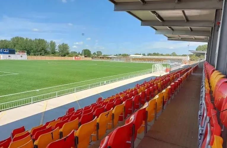 Góc nhìn từ khán đài về phía sân cỏ nhân tạo Tiger Turf tại Meadow Park