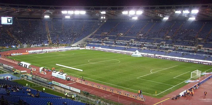 Góc nhìn từ khán đài xuống mặt sân cỏ xanh mướt của Olimpico