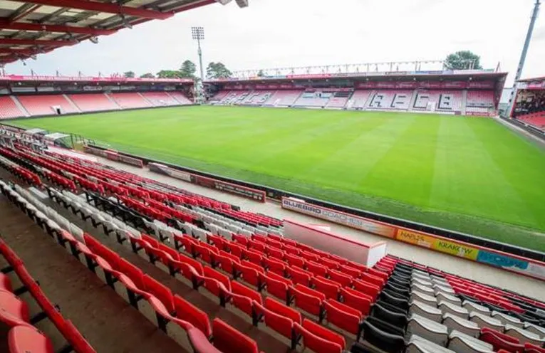 Góc nhìn từ khán đài xuống mặt sân Vitality Stadium, nơi diễn ra các trận đấu Ngoại hạng Anh