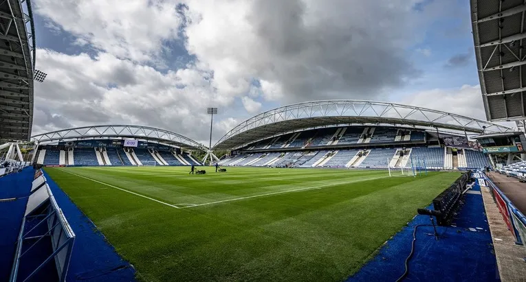 Góc nhìn từ sân cỏ John Smith's Stadium, gần khu vực băng ghế dự bị