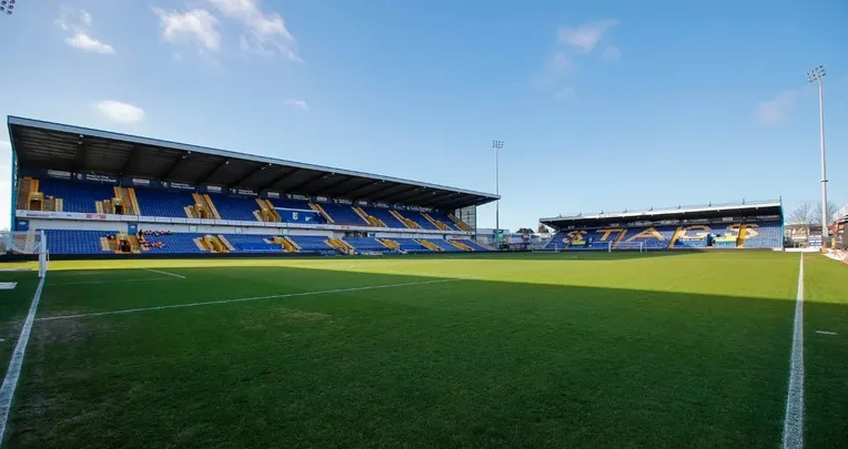 Góc nhìn từ sân của Field Mill, nơi diễn ra các trận đấu của Mansfield Town FC, cho thấy mặt cỏ và khán đài gần nhất.