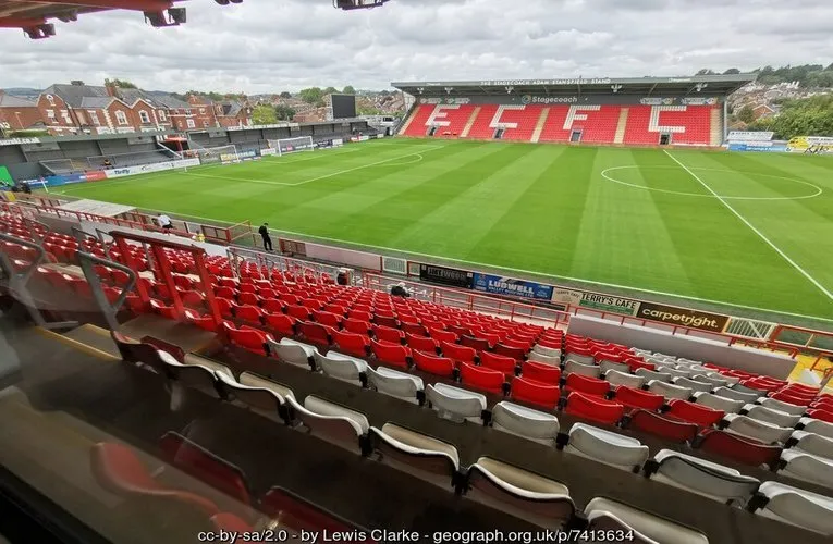 Góc nhìn từ sân vận động St. James Park Exeter ra sân đấu