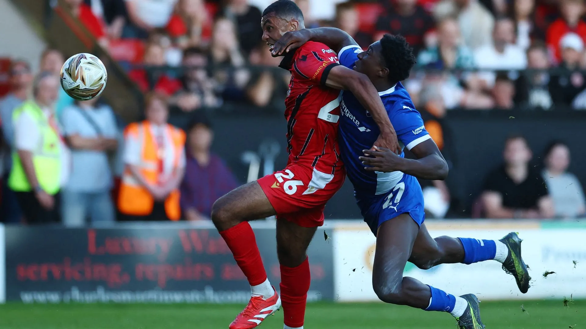 Hậu vệ David Okagbue của Walsall đang được quan tâm bởi các CLB League One