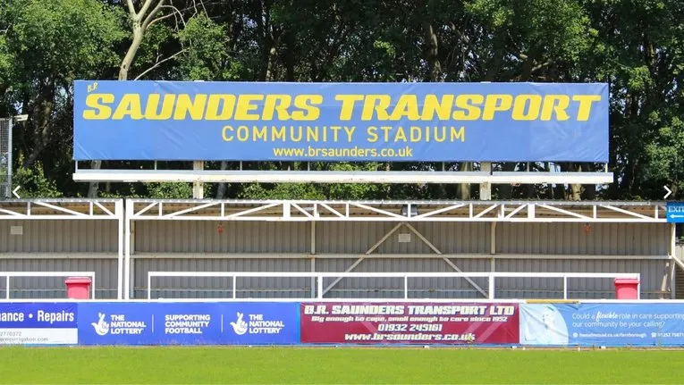 Hình ảnh khán đài đứng Moor Road End tại sân Cherrywood Road