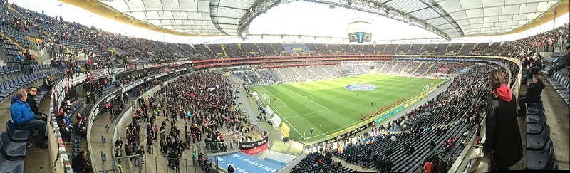 Hình ảnh panorama ấn tượng của Deutsche Bank Park, sân nhà Eintracht Frankfurt