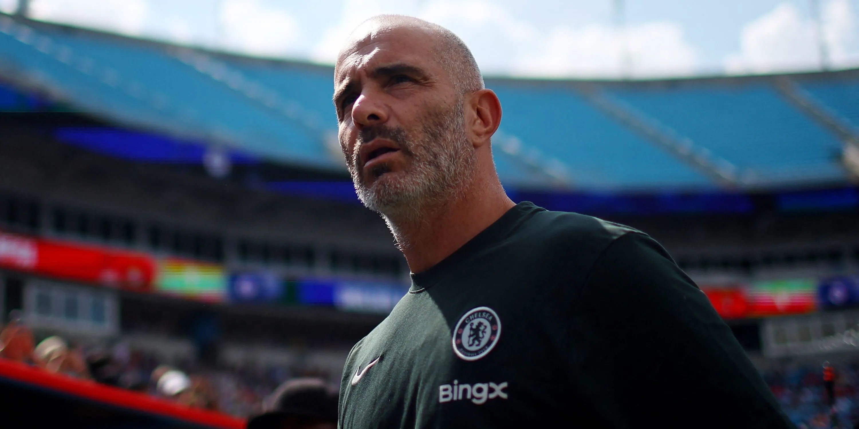 HLV Enzo Maresca của Chelsea trên sân cỏ