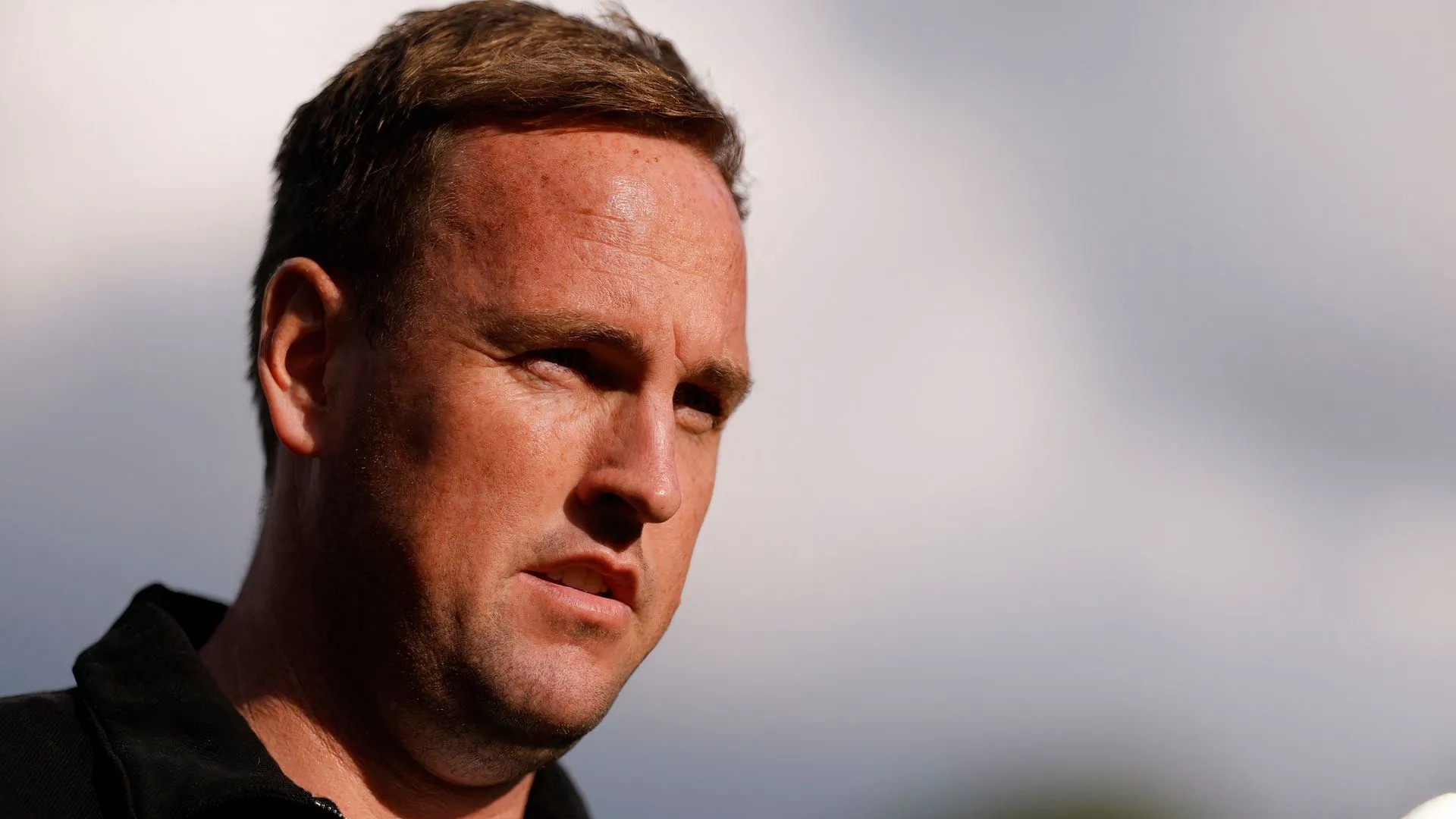 HLV Mike Dodds chỉ đạo trận đấu của Wycombe Wanderers