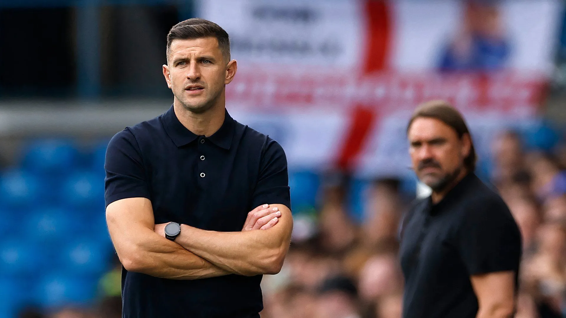 Huấn luyện viên John Mousinho của Portsmouth quan sát buổi tập, tìm kiếm nhân tố mới.