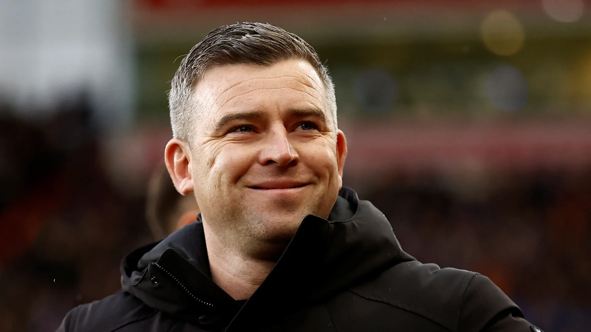 Huấn luyện viên Steven Schumacher của Bolton Wanderers trên sân cỏ