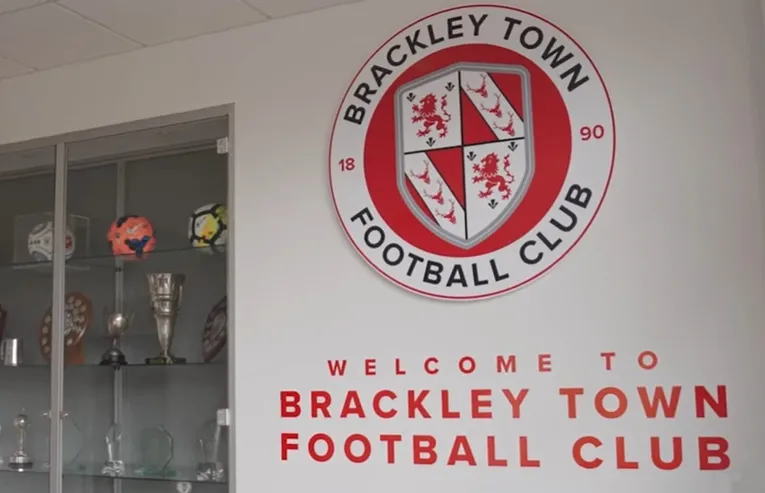 Huy hiệu chính thức của câu lạc bộ Brackley Town FC, biểu tượng của đội bóng The Saints