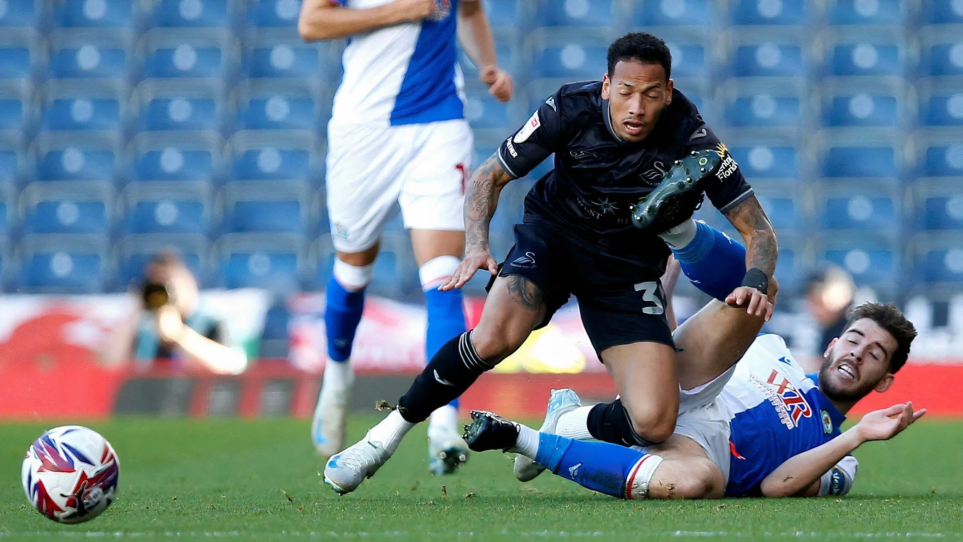 Joe Rankin-Costello trong trận đấu của Blackburn Rovers với Swansea City