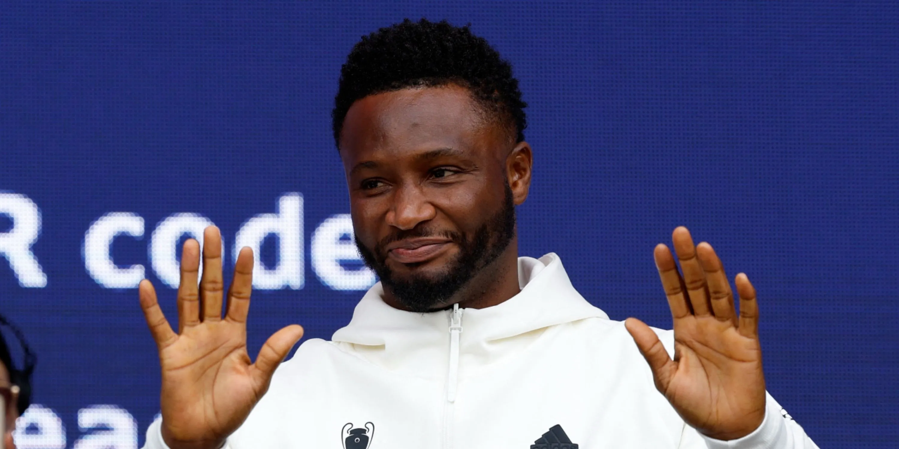 John Obi Mikel trong màu áo Chelsea sau thương vụ kịch tính từ Man Utd