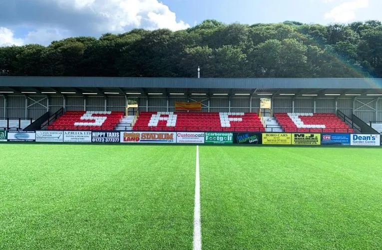 Khán đài Adverset Stand tại Flamingo Land Stadium, sân vận động của Scarborough Athletic.
