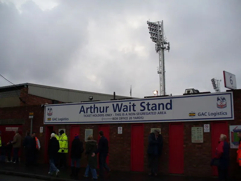 Khán đài Arthur Wait Stand tại Selhurst Park, nơi cổ động viên đội khách thường ngồi