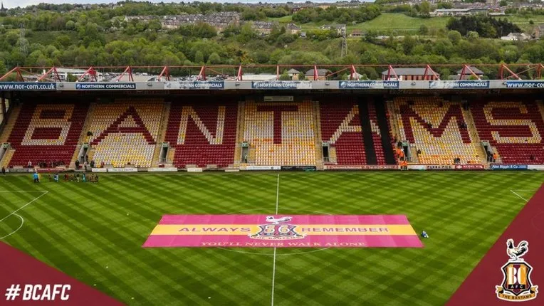 Khán đài Bantams tại sân Valley Parade, nơi các cổ động viên Bradford City cổ vũ cuồng nhiệt
