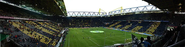 Khán đài bên trong sân Signal Iduna Park với hàng ghế vàng đen đặc trưng.