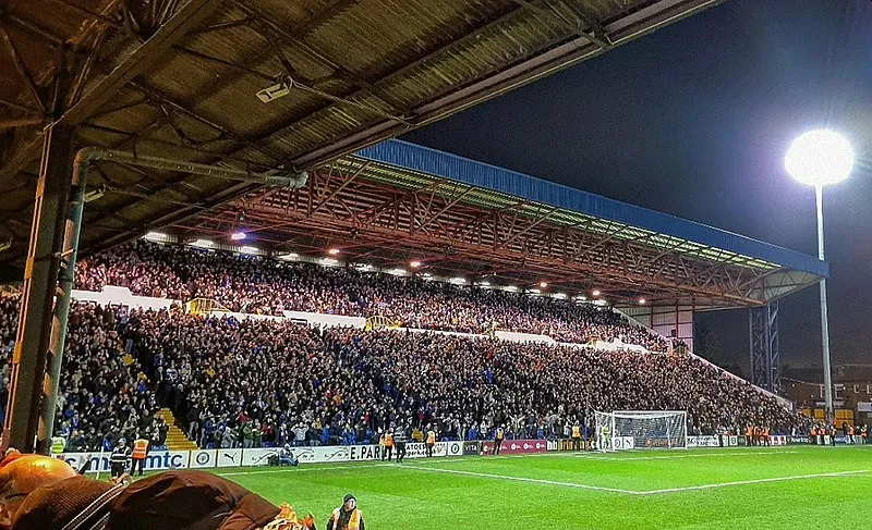 Khán đài Cheadle End đầy ắp cổ động viên trong một trận đấu tại Edgeley Park.