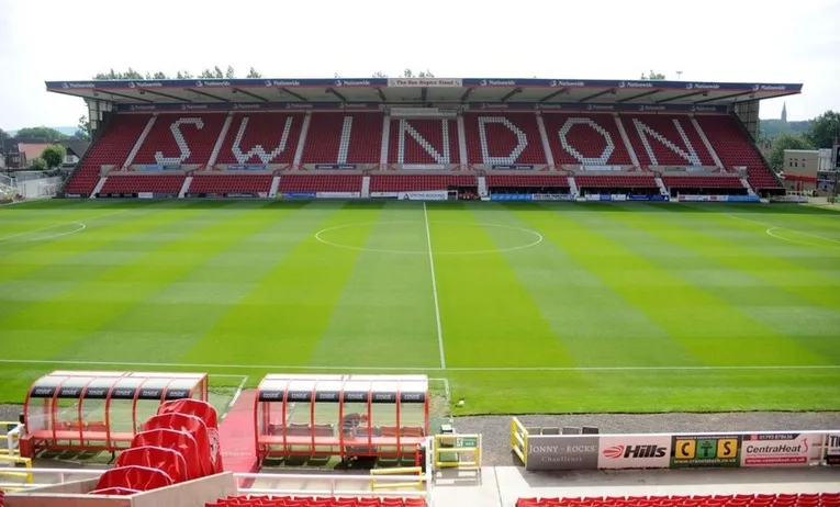 Khán đài chính Arkell's Stand tại County Ground, trung tâm điều hành của Swindon Town