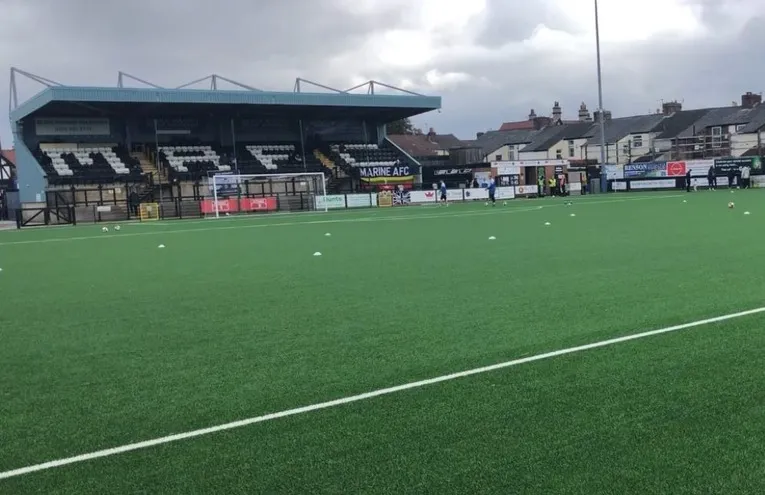Khán đài chính có mái che tại sân Rossett Park của Marine AFC