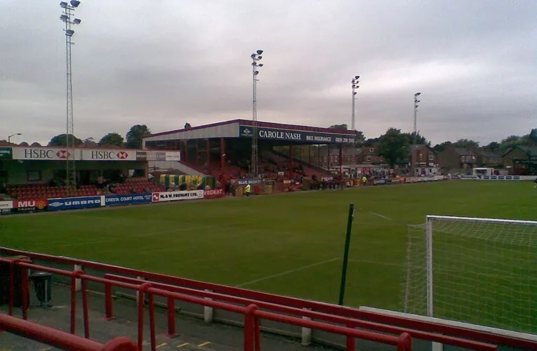 Khán đài chính J Davidson Stadium của Altrincham FC