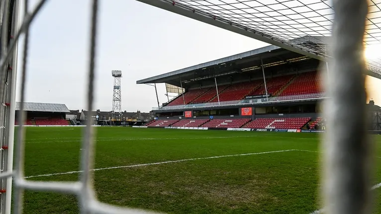 Khán đài chính (Main Stand) của sân Blundell Park, khu vực khán đài lâu đời và quan trọng nhất.