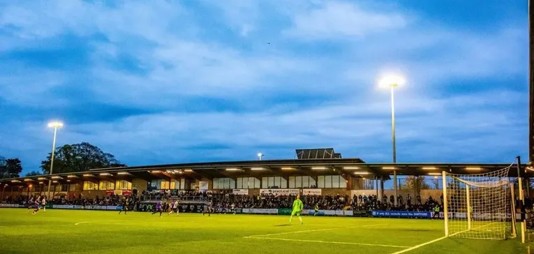 Khán đài chính (Main Stand) của sân Princes Park, với khu vực ngồi và quầy bar phía sau