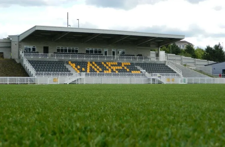 Khán đài chính (Main Stand) hiện đại tại Sân vận động Gallagher của Maidstone United.