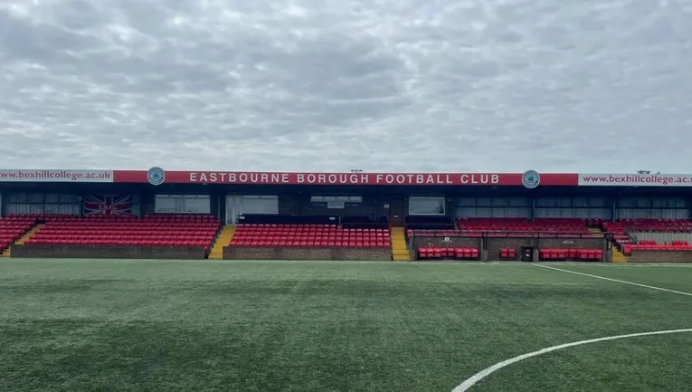 Khán đài chính Main Stand tại sân vận động Priory Lane