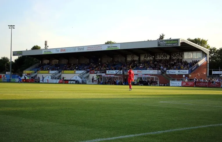 Khán đài chính (Main Stand) tại sân vận động Silverlake, trung tâm của trải nghiệm bóng đá tại Eastleigh