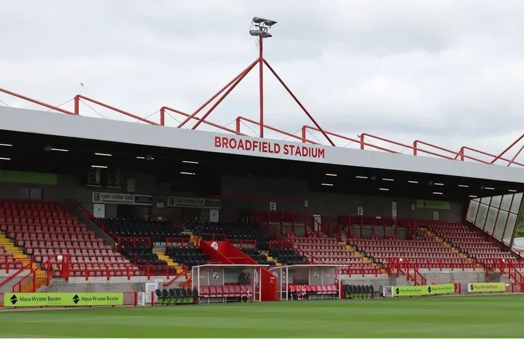 Khán đài chính sân Broadfield của CLB Crawley Town