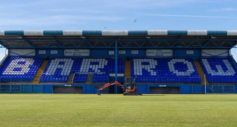Khán đài chính sân vận động Holker Street