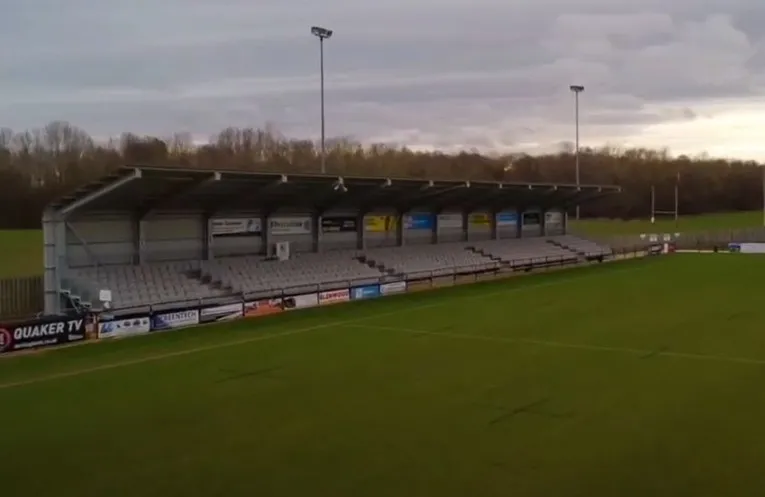 Khán đài chính và khu vực chỗ ngồi có mái che tại sân Blackwell Meadows