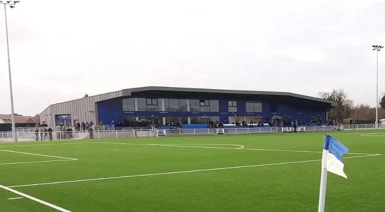 Khán đài chính và khu vực chỗ ngồi của Parkside Stadium, sân vận động CLB Aveley