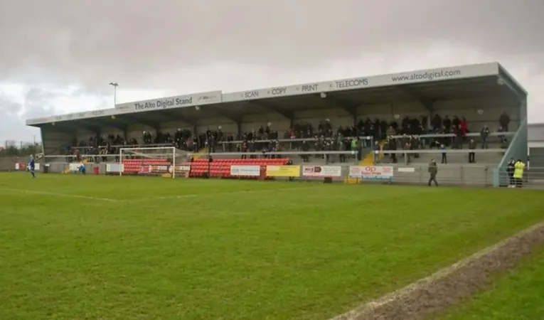 Khán đài chính và khu vực chỗ ngồi tại sân vận động Woodspring (Optima Stadium)
