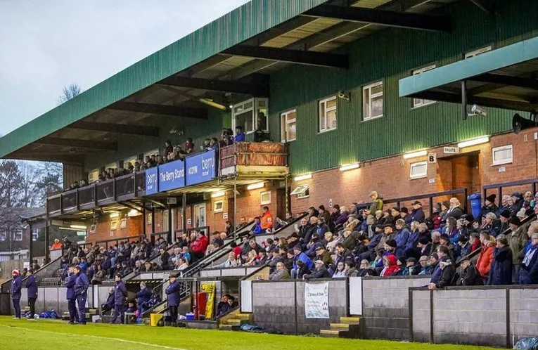 Khán đài chính và khu vực có mái che tại sân vận động Raymond McEnhill của Salisbury FC