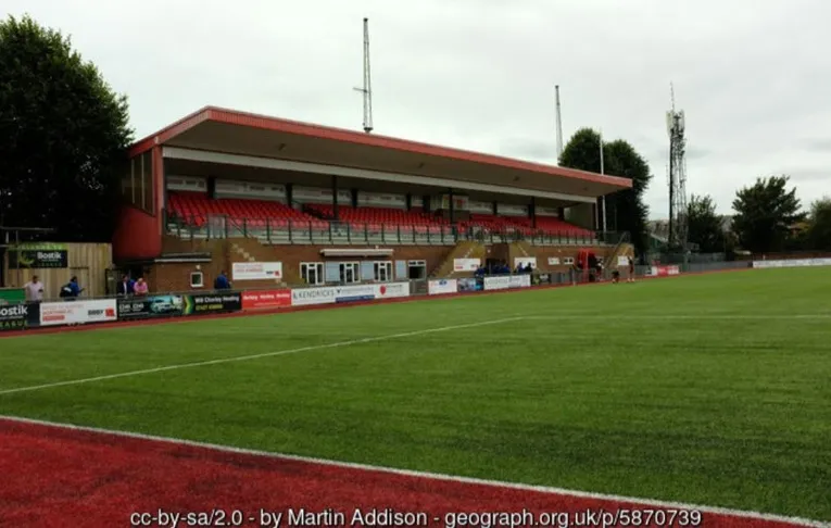 Khán đài chính và khu vực đứng tại sân Woodside Road, sân nhà của câu lạc bộ Worthing FC.