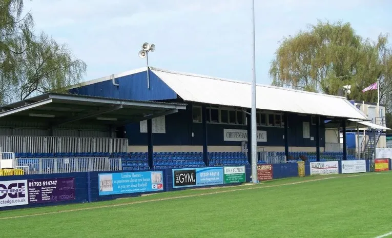 Khán đài chính và khu vực kỹ thuật tại sân Hardenhuish Park của Chippenham Town