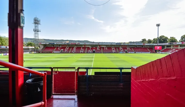 Khán đài chính Whaddon Road