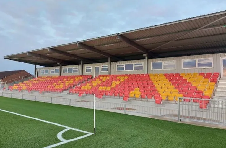 Khán đài có mái che với ghế ngồi tại sân Meadow Park, Gloucester