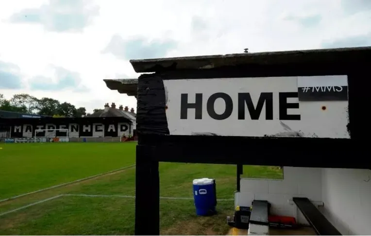 Khán đài đặc trưng tại sân vận động York Road, sân nhà của câu lạc bộ Maidenhead United.